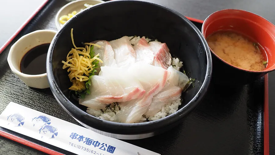 レストランで昼食